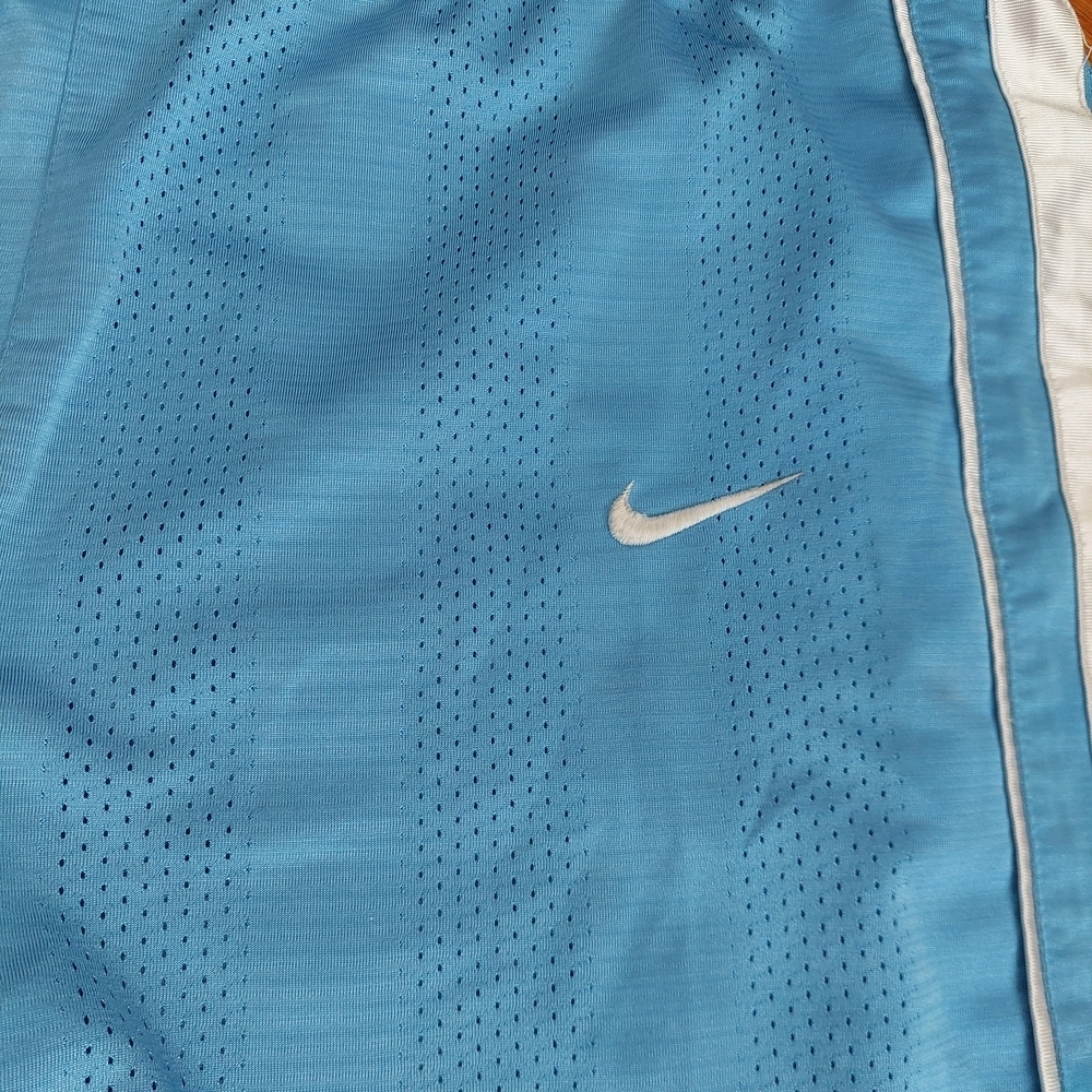 Vintage Nike Carolina Blue Baskerball Shorts with White Trim Swoosh Men Sz L (D) - Picture 3 of 7